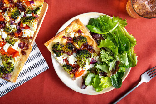 Brokkoli-Feta-Flammkuchen mit Béchamel und Zwiebelmarmelade