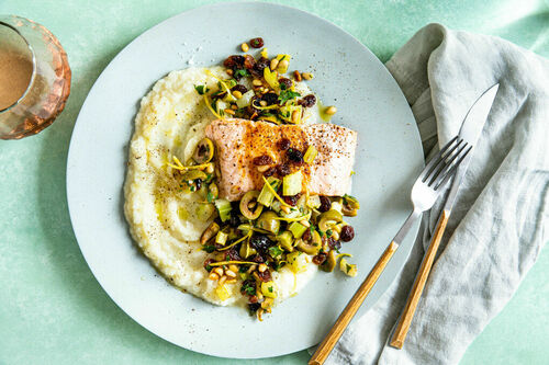 Low Carb: Lachsfilet mit Selleriepüree und Oliven-Rosinen-Topping mit Pinienkernen