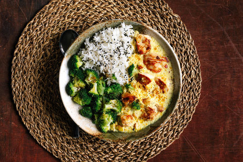 V1: Fruchtiges Hähnchencurry mit Brokkoli und Basmati-Sesam-Reis