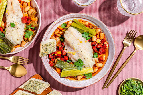 Zartes Seebarschfilet auf Bohneneintopf mit gebackenem Lauch und Chorizo-Croûtons