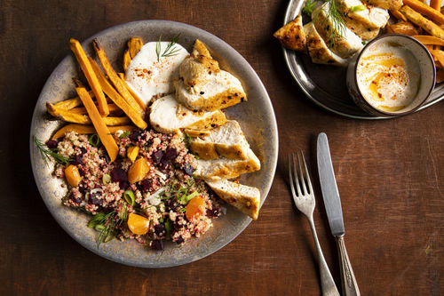 V1: Gebratene Hähnchenbrust mit Joghurtdip an Rote-Bete-Mandarinen-Quinoa
