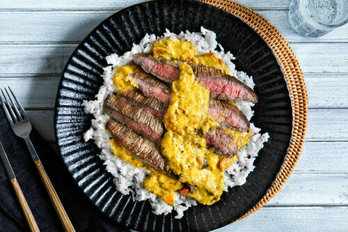 V: Bio-Rindersteak und Mandel-Kokos-Curry mit Karotte und Tomate auf Reis