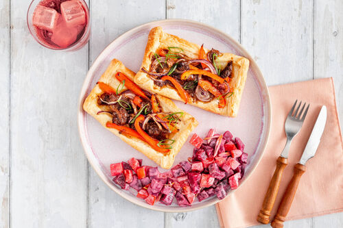 V1: Blätterteigtörtchen mit Rindergulasch dazu Rote-Bete-Tomaten-Salat