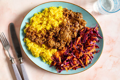 Veganes Rendang-Curry mit Gulasch dazu Kokos-Kurkuma-Reis und Rotkohlsalat