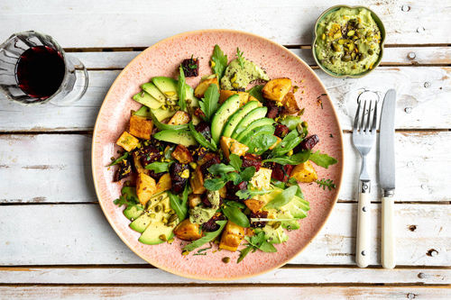<650kcal V2: Bunter Ofengemüse-Salat mit Avocadocreme und Pistazien