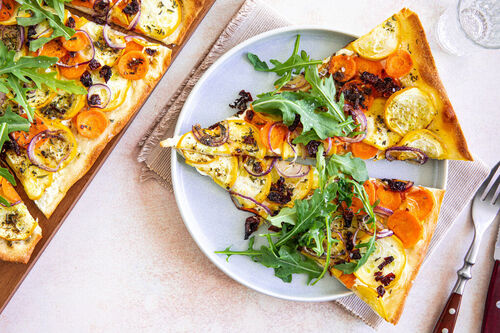 Bunter Zucchini-Karotten-Flammkuchen mit getrockneten Tomaten und Rucola