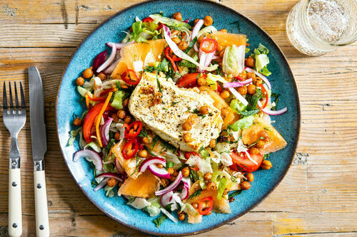 RS Feta auf Tomaten-Melonen-Salat mit Kichererbsen und eingelegten Zwiebeln