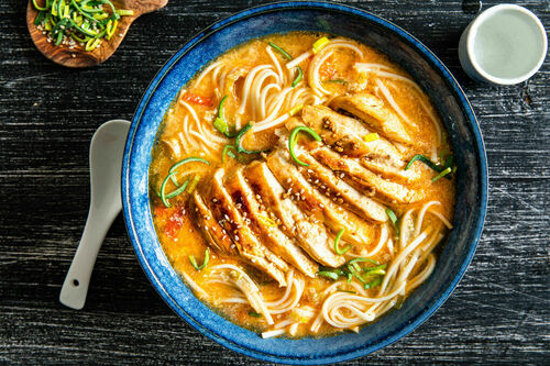 RS Tomaten-Ei-Suppe mit Sesamhähnchen und Weizennudeln