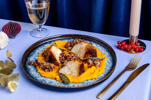 Special: Gebackener Sellerie auf Kürbispüree mit Blauschimmelkäse, Salbei und Nüssen