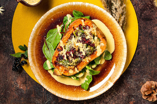 Special: Gefüllter Butternusskürbis mit cremiger Salbei-Kürbis-Sauce und Salat