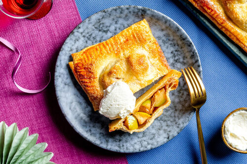 Blätterteig-Apfelstrudel mit Mandeln dazu feine Schlagsahne mit Ahornsirup