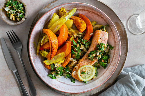 Lachs mit Kürbis-Fenchel-Gemüse und Koriander-Kokos-Gremolata