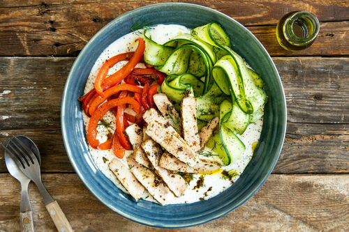 Low Carb: Steakstreifen vom Schwein auf Joghurt mit Gemüse