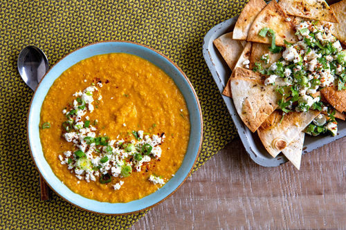 Mexikanische Maissuppe mit Kräuter-Feta dazu knusprige Tortillas