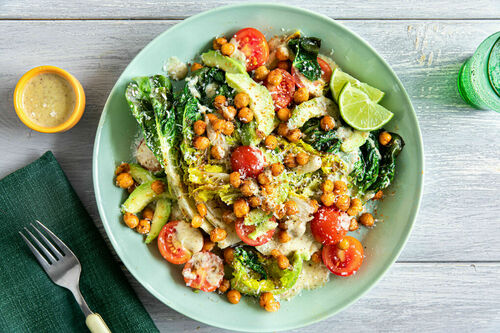 Low Carb: Bunter Salatteller mit Avocado und cremigem Kapern-Käse-Dressing