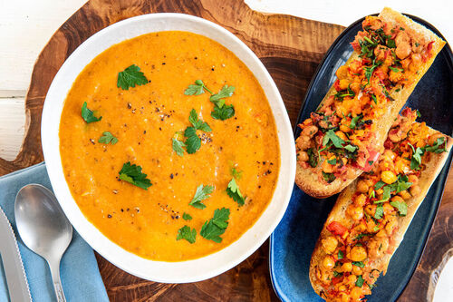 Auberginen-Kirschtomaten-Suppe mit Paprika-Chermoula-Crostini