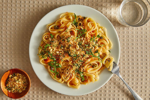 Tagliatelle mit gerösteten Rosmarintomaten und Kapern mit knusprigem Mandeltopping