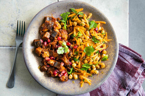 Hähnchen-Auberginen-Tajine mit Granatapfel und Karottensalat
