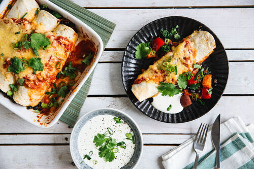 Enchiladas sin Carne mit cremigem Koriander-Lauchzwiebel-Dip