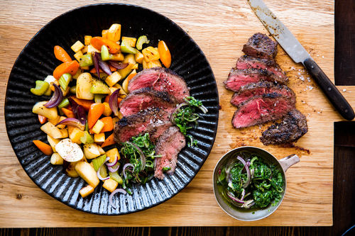 Saftiges Rindersteak mit Chimichurri und Herbstgemüse