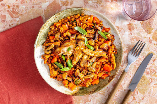 Würziges Hähnchen auf Linsengemüse mit Paprika und Champignons