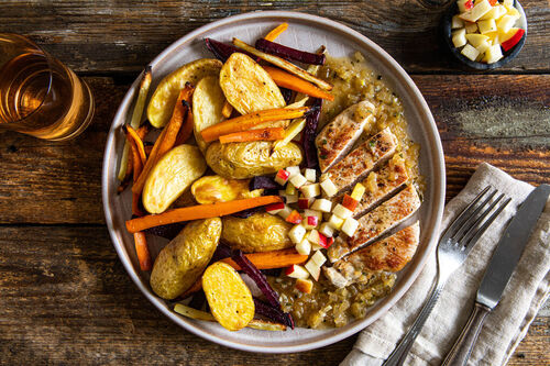 Veganes Schnitzel mit Apfelsalsa dazu Kartoffel-Ofengemüse und Rosmarinsauce