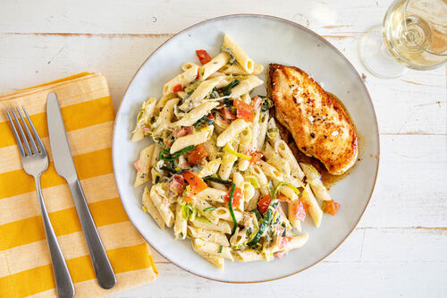 V: Zitronige Bio-Hähnchen-Penne mit cremiger Lauch-Tomaten-Sauce