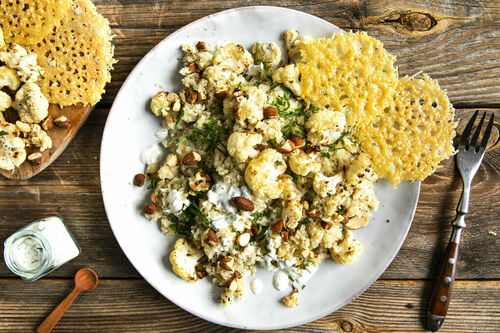 Low Carb: Cremiges Blumenkohlrisotto mit Rauchmandeln und Käsecrackern