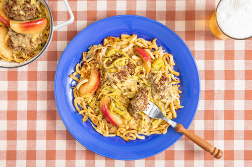 V1: Fleischbällchen auf Sauerkraut-Spätzle mit würziger Lauchsauce und Apfel