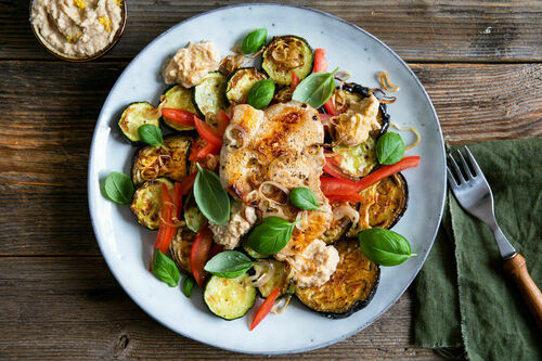 Schweinerückensteak tonnato mit gebackenem Gemüse und Basilikum