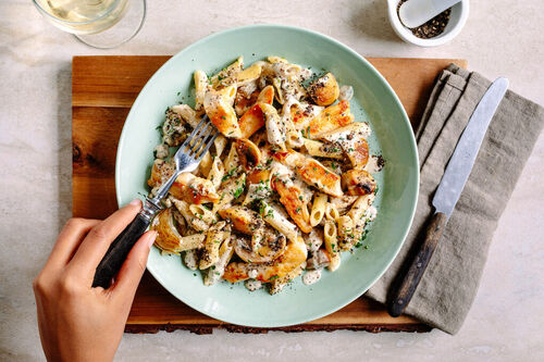 Feines Hähnchengeschnetzeltes mit cremiger Champignonsauce und Pasta