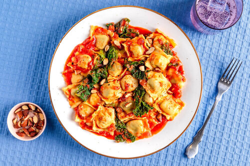 <650kcal: Ricotta-Tortelli in Paprikasauce mit Grünkohl und Rauchmandeln