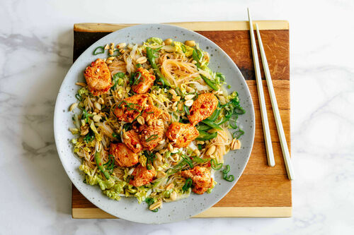 V3: Indonesisches Sambal-„Hähnchen“ mit Vermicelli-Gemüse und Erdnusssauce