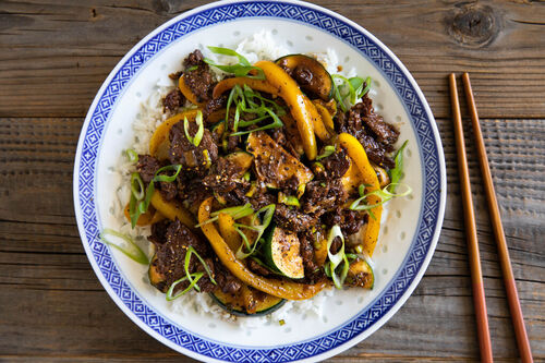 <650kcal V3: Chinesische Rindfleischpfanne mit pfeffriger Sauce und Vollkornreis