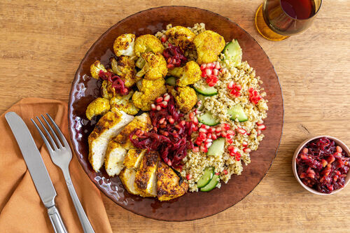 V1: Hähnchen mit Zwiebelmarmelade an geröstetem Blumenkohl und Bulgur