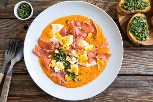 Salmorejo mit Serrano und Ei dazu Crostini mit Olivencreme