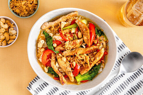 V1: Vietnamesische Suppe mit Schwein mit Pak Choi und gerösteten Cashews