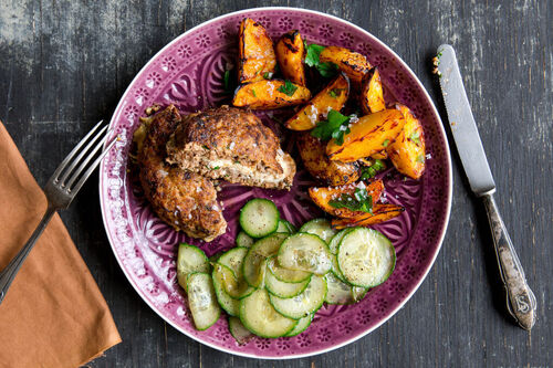 Bio-Bifteki mit Fetafüllung dazu Ofenkartoffeln und Gurkensalat