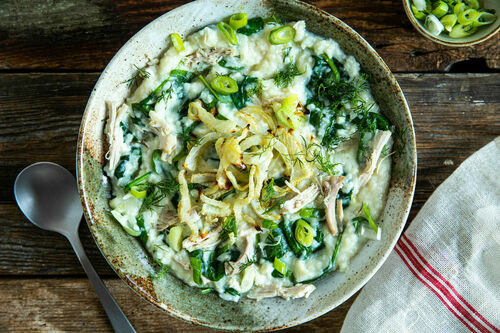 Griechische Hähnchensuppe mit Reis, Zitrone und geröstetem Fenchel