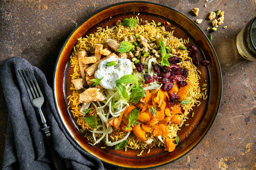 Juwelenreis mit geräuchertem Hähnchen garniert mit Knoblauchjoghurt und Minze