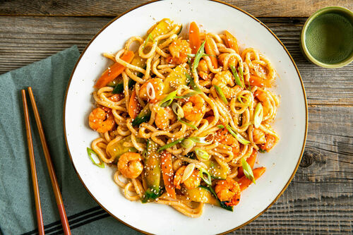<650kcal: Koreanische Nudelpfanne mit Garnelen und Gemüse