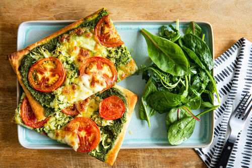 Mozzarella-Zucchini-Pizza mit Mandel-Spinat-Pesto und Salat