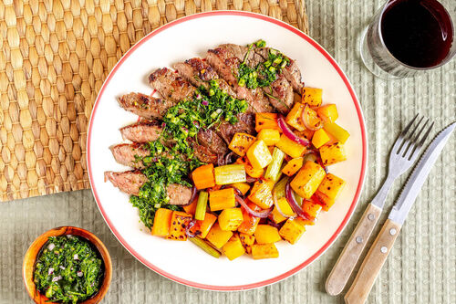 Low Carb V2: Bio-Rindersteak mit Chimichurri und buntem Steckrübengemüse