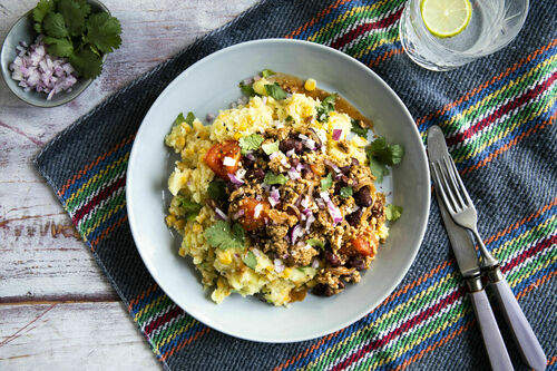 V3: Chili con Carne mit Bio-Rinderhack auf Kartoffelstampf mit Koriander und Tomaten