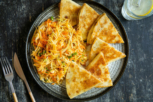 Quesadillas mit Schweinehack und Käse asiatische Art mit knackigem Krautsalat