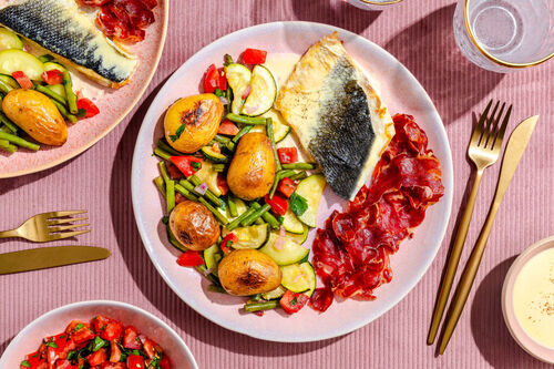 Seebarschfilet an Blutorangensauce mit Serranoschinken und Ofengemüse