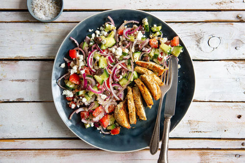 Griechischer Bio-Hähnchen-Teller mit knackigem Bauernsalat mit Feta