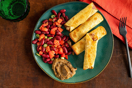 Taquitos mit Hähnchen-Käse-Füllung dazu Tomaten-Bohnen-Salat
