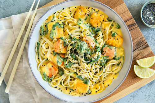 <650kcal: Kokos-Limetten-Nudeln mit Kürbis und zartem Babyspinat
