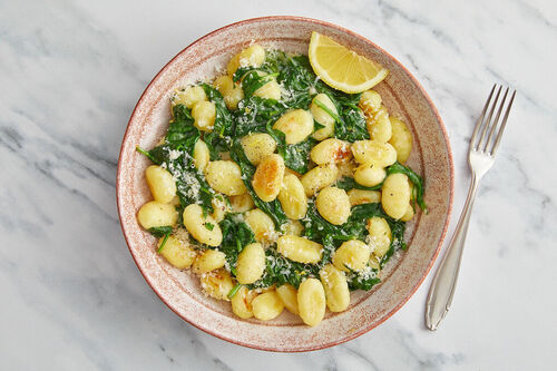 Kartoffel-Erbsen-Gnocchi aus dem Ofen mit zitroniger Käse-Spinat-Sauce